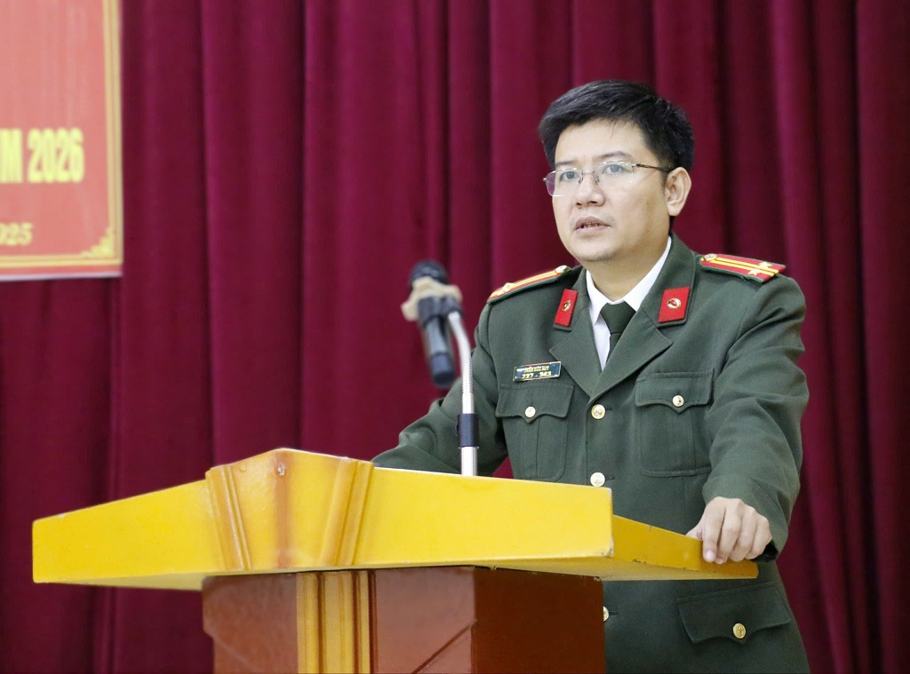 Đại diện Phòng Tham mưu Công an tỉnh trao đổi các nhiệm vụ liên quan CCHC năm 2026