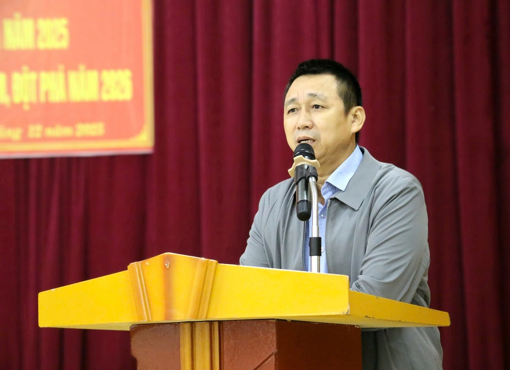 Lãnh đạo UBND xã Tân Châu phát biểu tại hội nghị