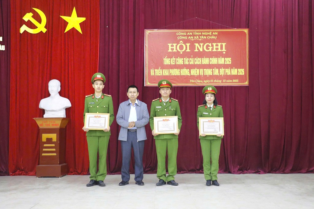 Khen thưởng các tập thể, cá nhân có thành tích xuất sắc trong công tác CCHC