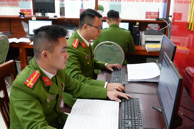 Công an xã Đô Lương thường xuyên làm thêm giờ để phục vụ nhân dân