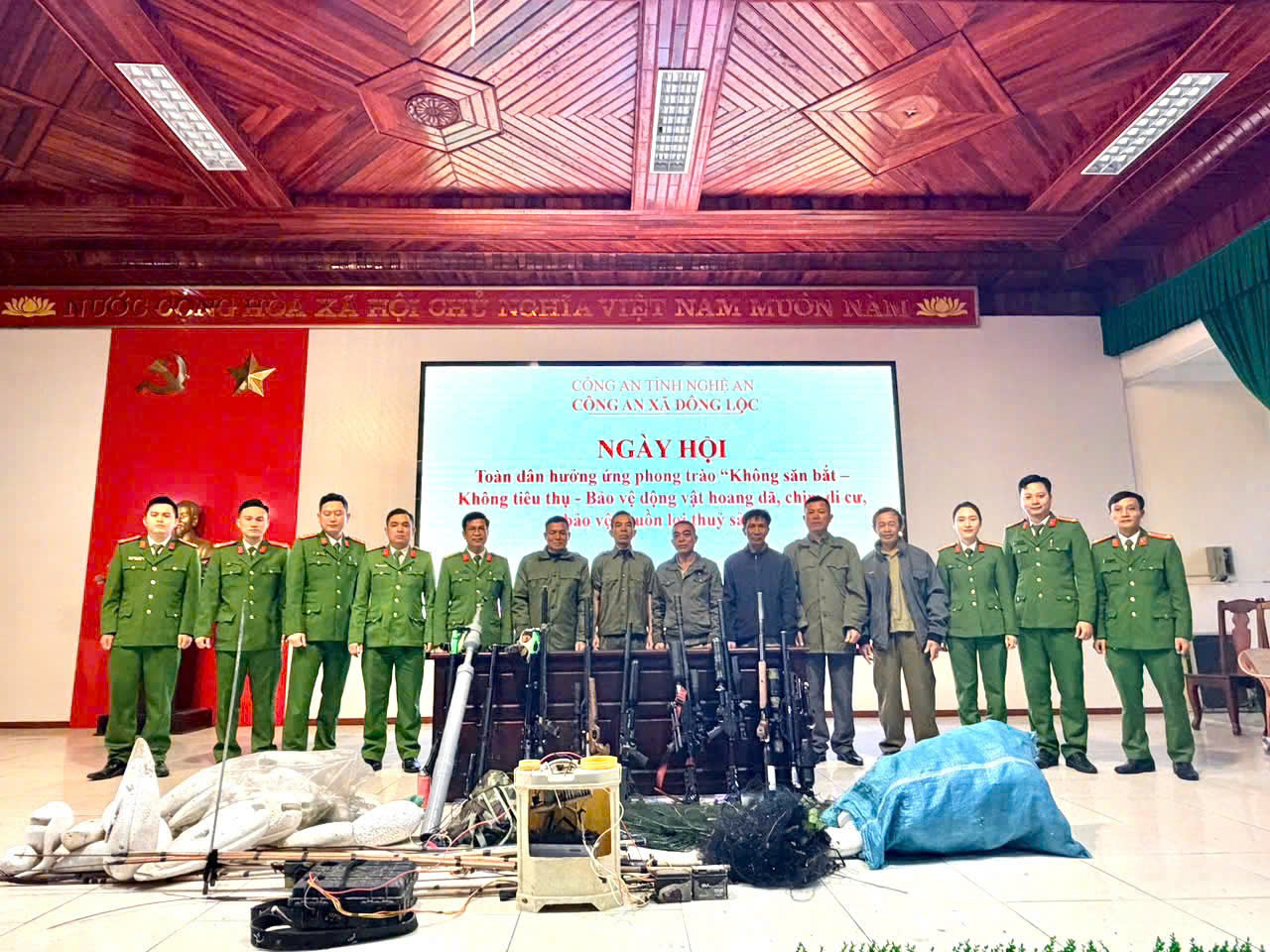 Tại Ngày hội, nhiều hộ dân tự nguyện giao nộp dụng cụ, phương tiện tự chế dùng để bẫy, săn bắt, đánh bắt động vật hoang dã