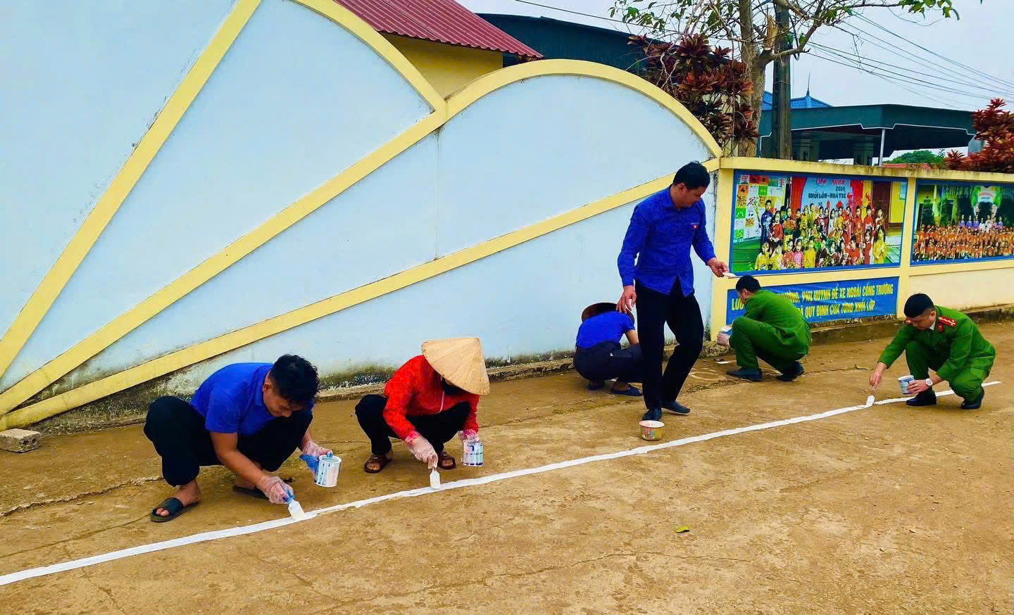 Hoạt động kẻ vạch phân luồng nhằm giải quyết tình trạng lộn xộn, ùn tắc cục bộ vào giờ cao điểm tại cổng trường