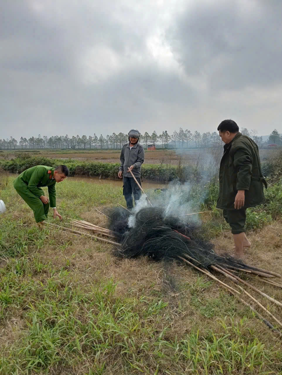 Công an xã Hưng Nguyên Nam triển khai hoạt động bảo vệ đàn chim trời
