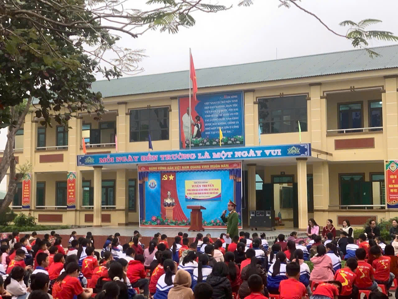 Kiến thức phòng chống bạo lực học đường và kĩ năng sử dụng mạng xã hội được Công an xã Nghĩa Hành tuyên truyền một cách sinh động tới các em học sinh