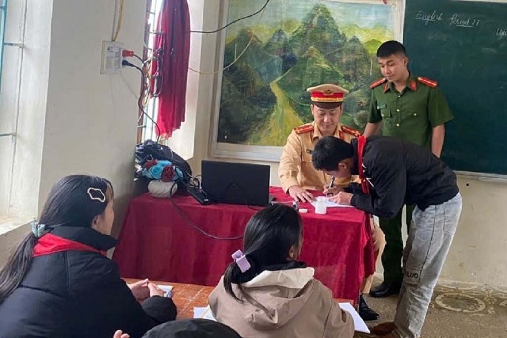 Tuyên truyền Luật an toàn giao thông cho các em học sinh