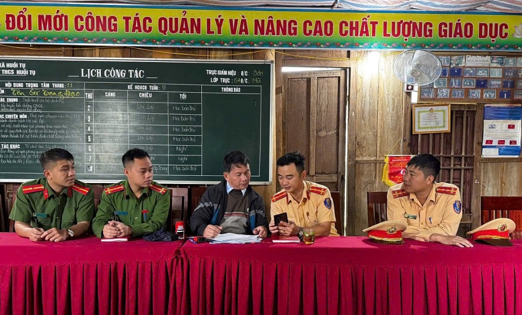 Phối hợp với Ban Giám hiệu nhà trường cam kết đảm bảo an toàn giao thông 