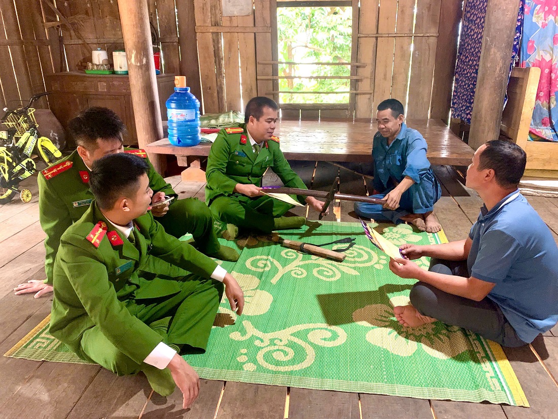 Vận động người dân giao nộp vũ khí, vật liệu nổ, công cụ hỗ trợ