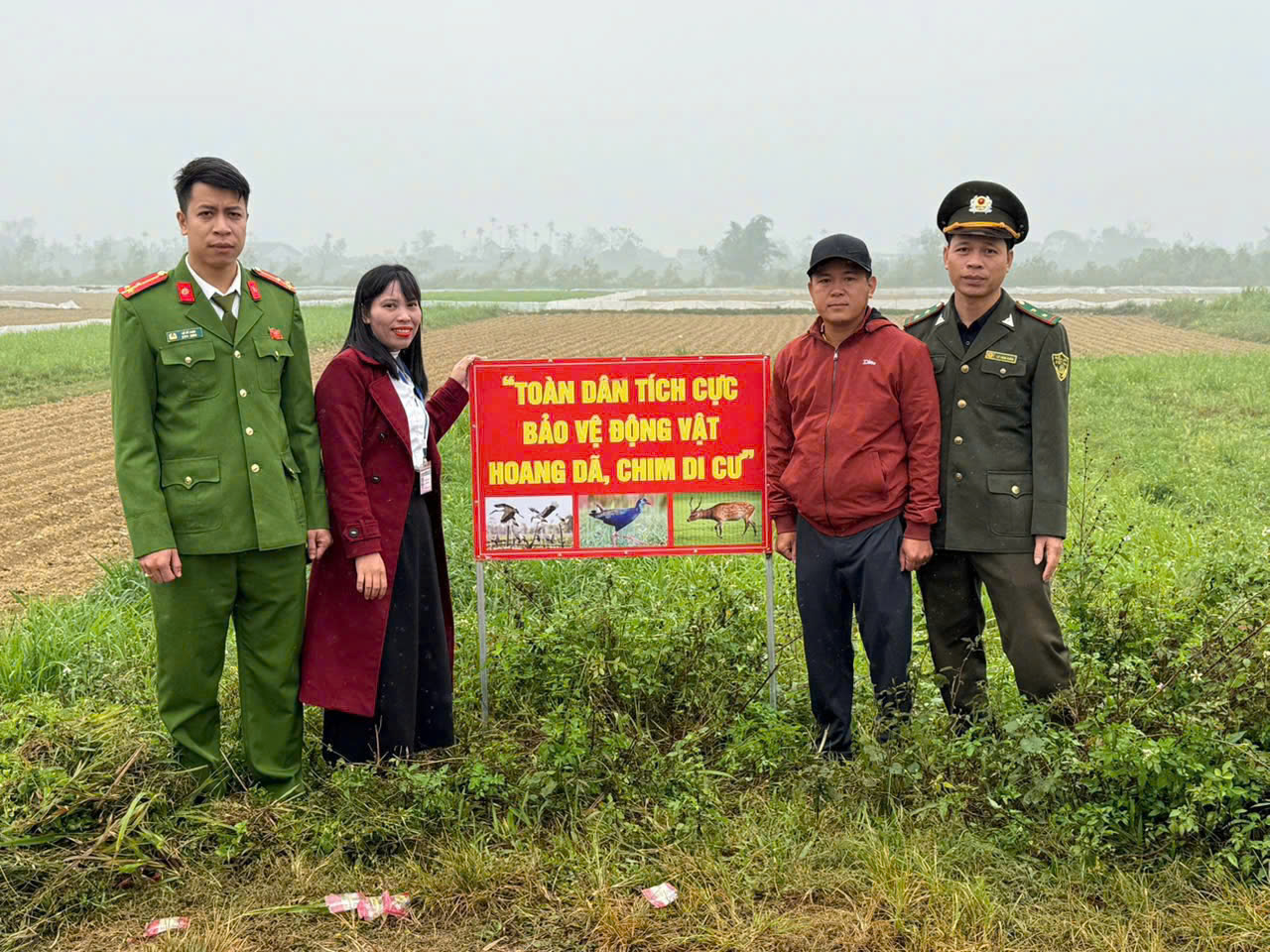 Công an xã Cát Ngạn cùng các lực lượng cắm biển cấm tại những khu vực thường xảy ra tình trạng săn bắt, đặt bẫy và khai thác động vật hoang dã trái phép