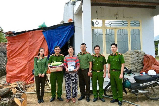 Công an xã trao tặng những phần quà đến bà con bị ảnh hưởng nặng nề do bão lũ