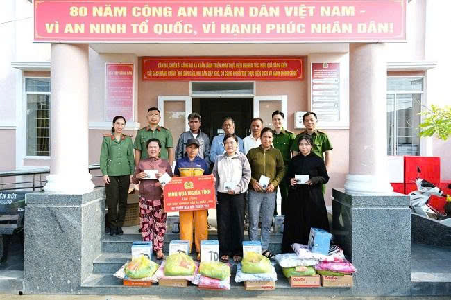 Công an xã trao tặng những phần quà tới bà con và các em học sinh