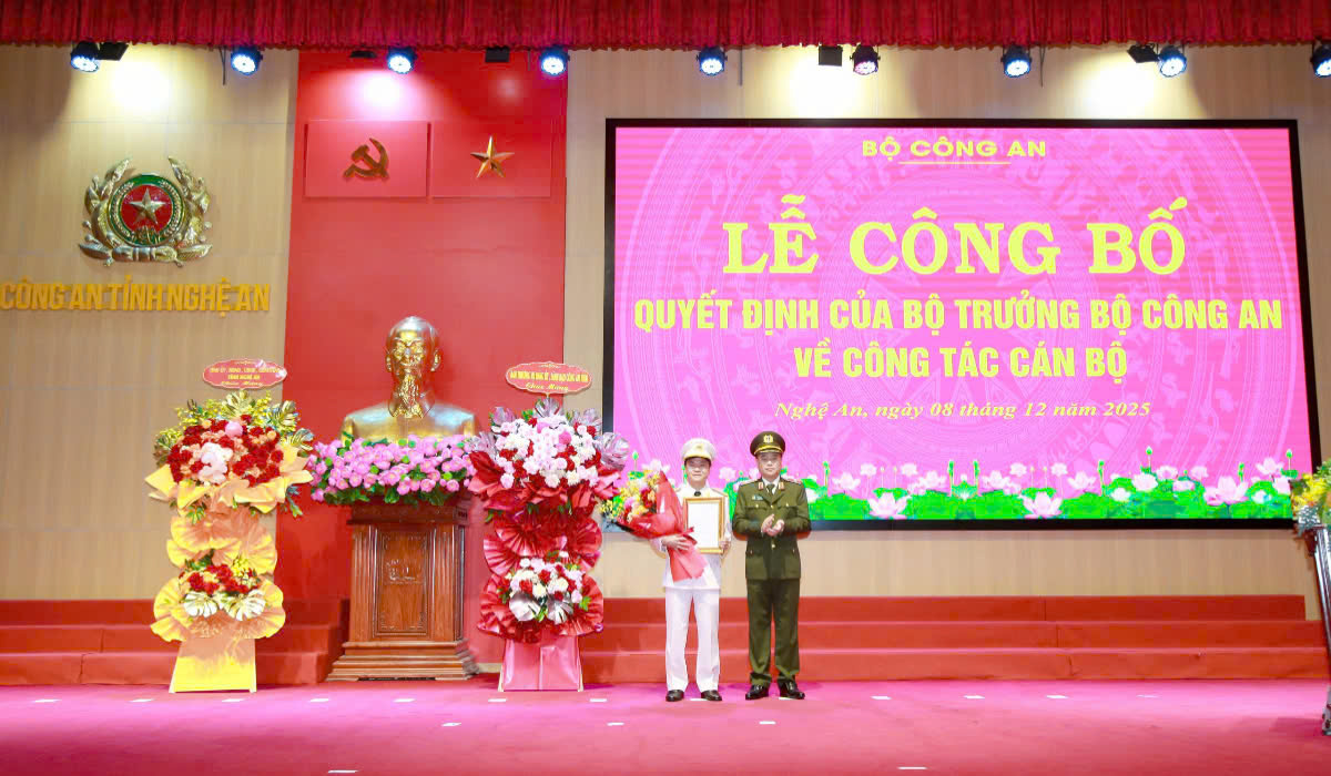 Thừa ủy quyền của Bộ trưởng Bộ Công an, đồng chí Thiếu tướng Đinh Việt Dũng, Ủy viên Ban Thường vụ Tỉnh ủy, Bí thư Đảng ủy, Giám đốc Công an tỉnh trao Quyết định bổ nhiệm chức vụ Phó Giám đốc Công an tỉnh Nghệ An cho đồng chí Thượng tá Phạm Thành Long