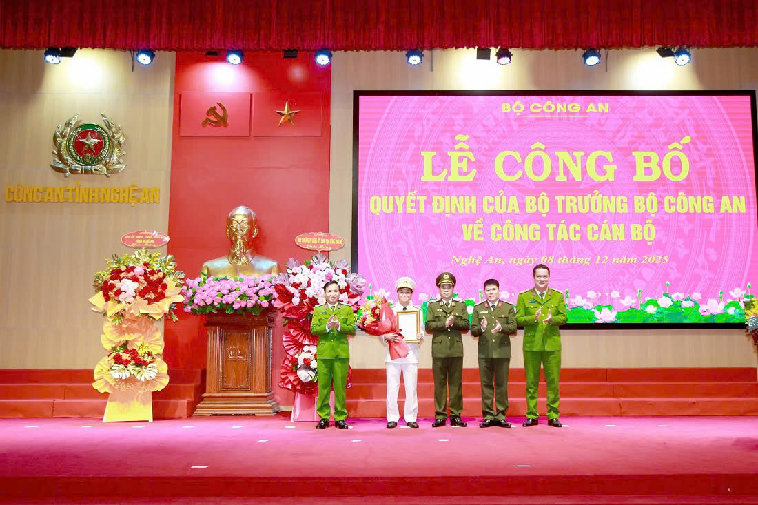 Các đồng chí trong Ban Thường vụ Đảng ủy, Lãnh đạo Công an tỉnh chúc mừng đồng chí Thượng tá Phạm Thành Long