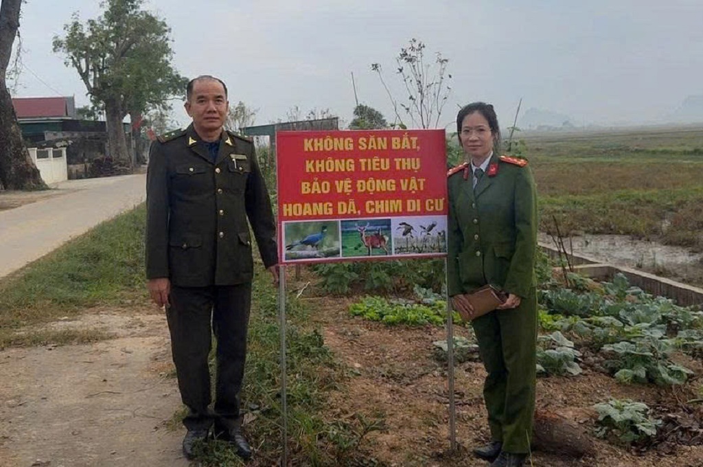 Công an xã Hợp Minh cùng các lực lượng cắm biển cấm tại những khu vực thường xảy ra tình trạng săn bắt, đặt bẫy và khai thác trái phép