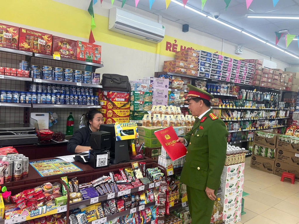 Công an xã Thiên Nhẫn tuyên truyền, nhắc nhở hộ kinh doanh, buôn bán chấp hành quy định về hành lang ATGT đường bộ