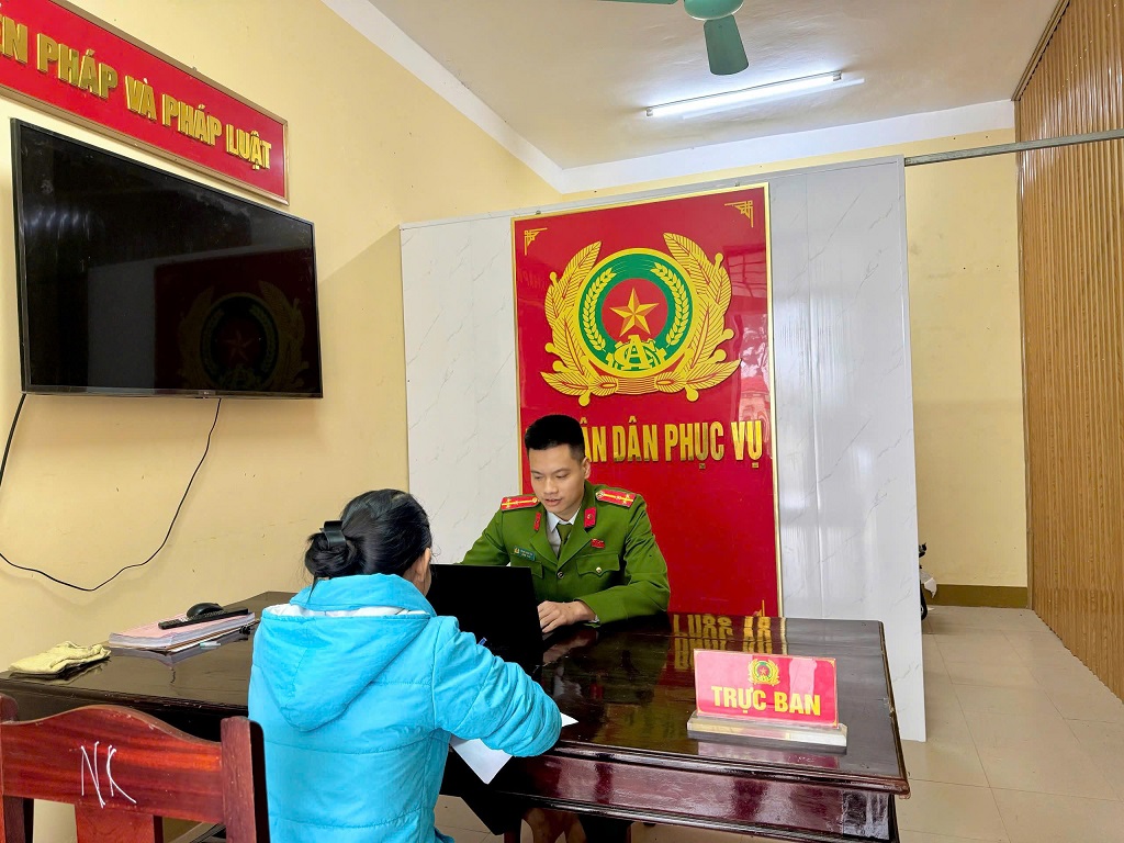 Công an xã Thiên Nhẫn làm việc với chị L.T.N.