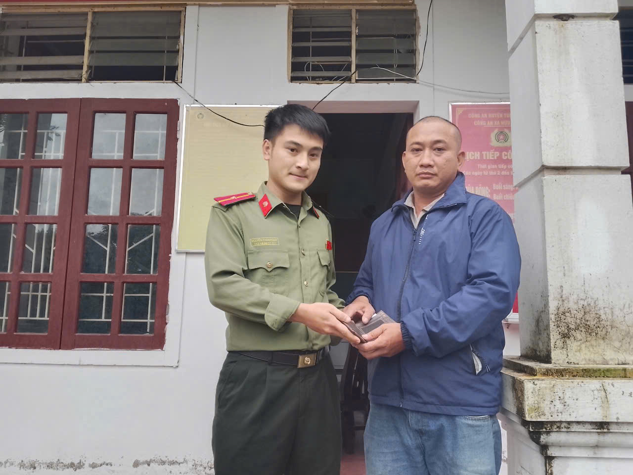 Công an xã Hữu Khuông trao trả tài sản cho anh Quyền