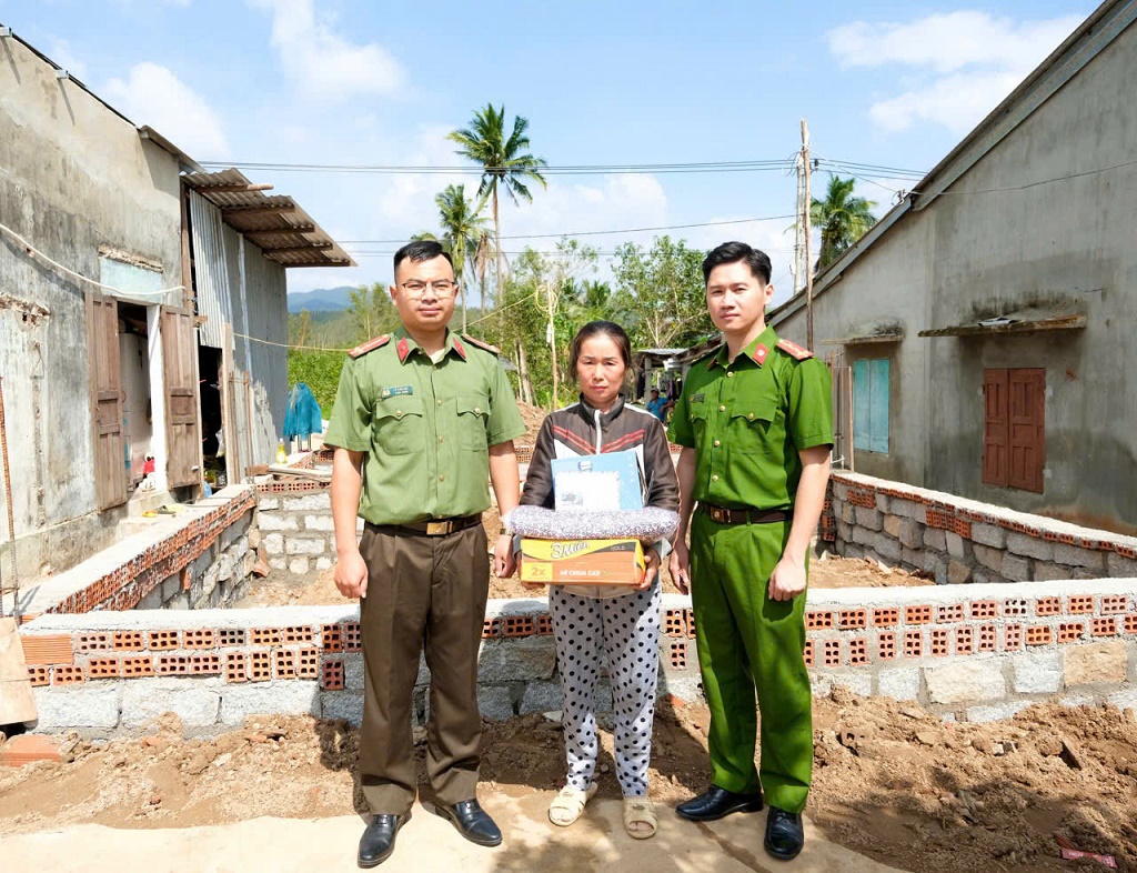 Công an xã trao tặng những phần quà đến bà con bị ảnh hưởng nặng nề do bão lũ