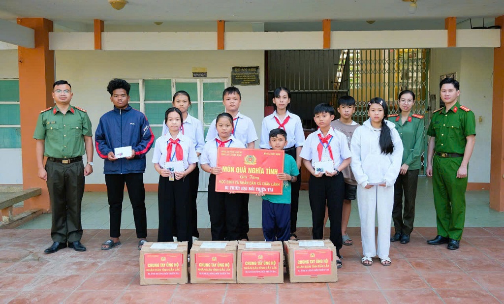 Công an xã trao tặng những phần quà tới bà con và các em học sinh