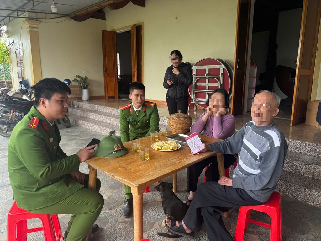 Công an xã kịp thời ngăn chặn ông L. không bị sập bẫy của những đối tượng lừa đảo