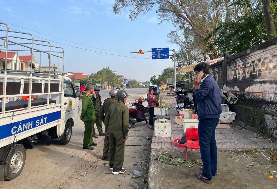 Lực lượng Công an yêu cầu người dân chấm dứt tình trạng buôn bán trước khu vực đền Cuông