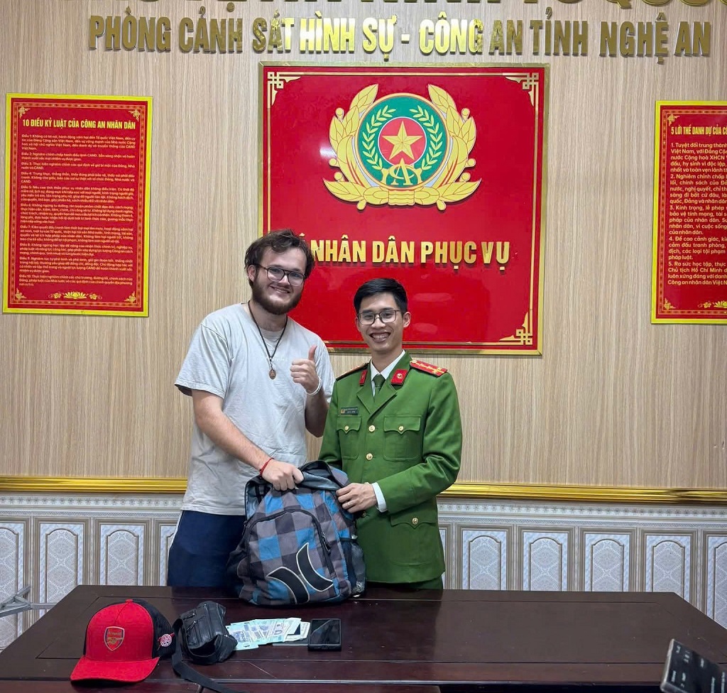 Phòng Cảnh sát hình sự Công an tỉnh Nghệ An trao trả tài sản bị thất lạc cho anh Thomas