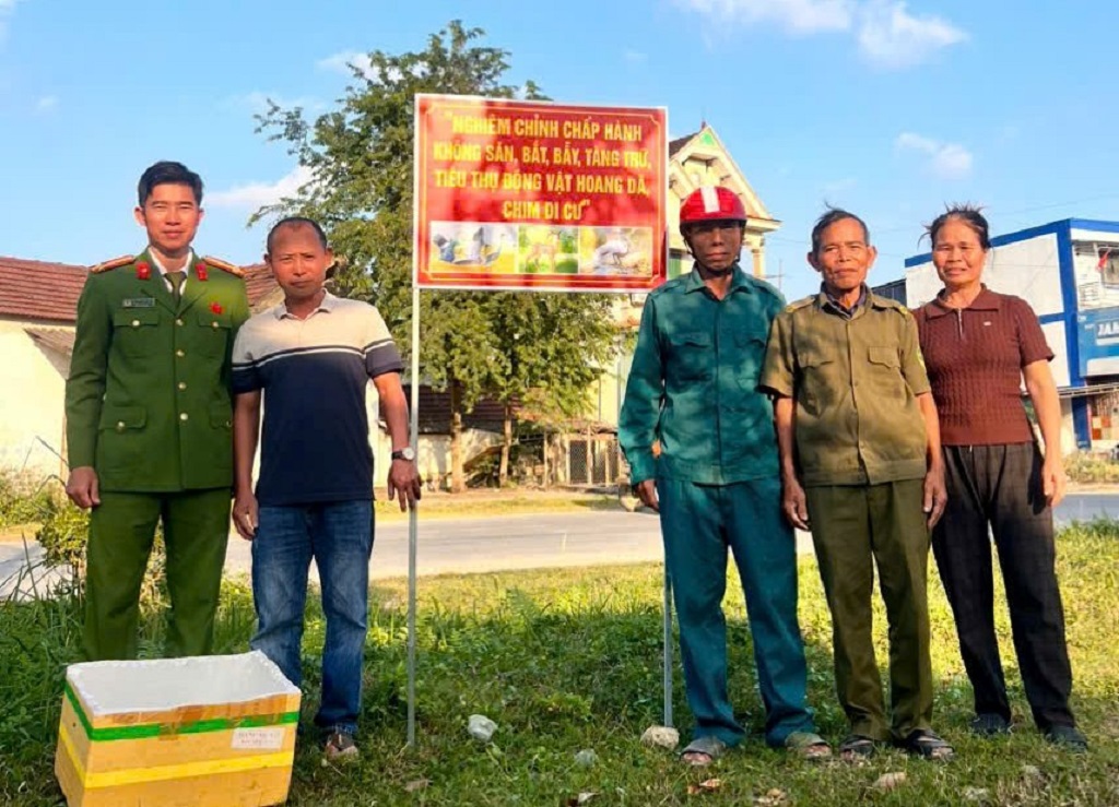 Công an xã cùng các lực lượng cắm biển cấm săn bắt, bẫy bắt tại những nơi trọng điểm