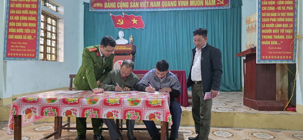 Công an xã Tiên Đồng tổ chức tuyên truyền, ký cam kết bảo vệ động vật hoang dã và nguồn lợi thủy sản