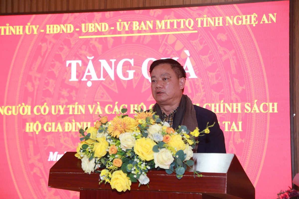 Bí thư Tỉnh uỷ Nguyễn Khắc Thận chia sẻ với những khó khăn của cấp uỷ, chính quyền, nhân dân xã Mường Típ