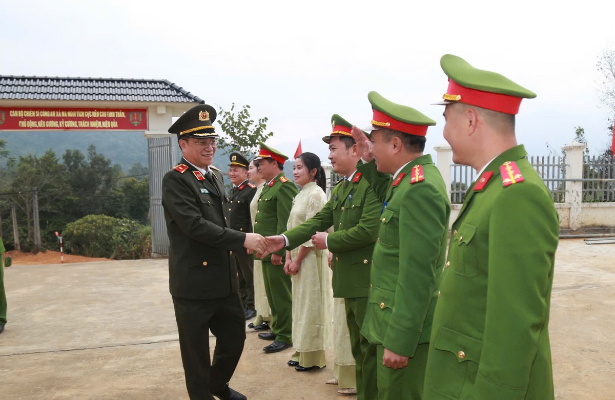 Đồng chí Thiếu tướng Đinh Việt Dũng - Ủy viên Ban Thường vụ Tỉnh ủy, Giám đốc Công an tỉnh thăm, làm việc với Công an xã Na Ngoi