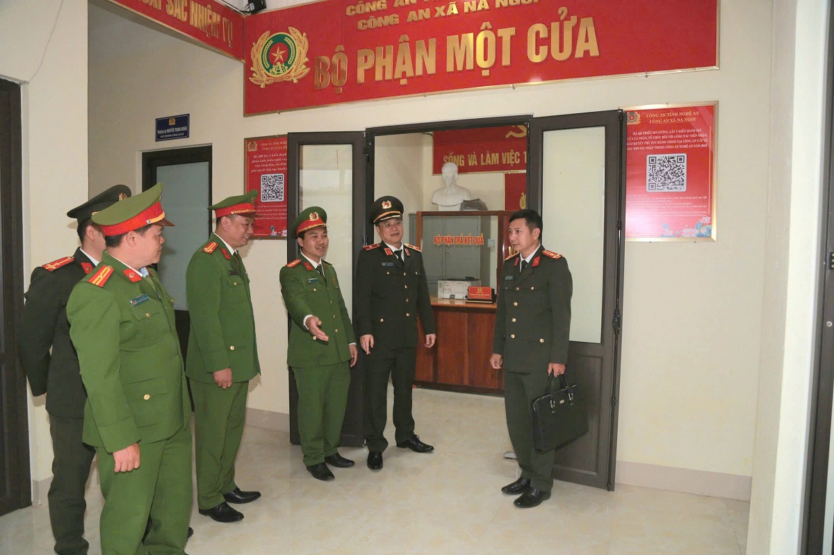 Đồng chí Thiếu tướng Đinh Việt Dũng - Ủy viên Ban Thường vụ Tỉnh ủy, Giám đốc Công an tỉnh tham quan Bộ phận một cửa Công an xã Na Ngoi