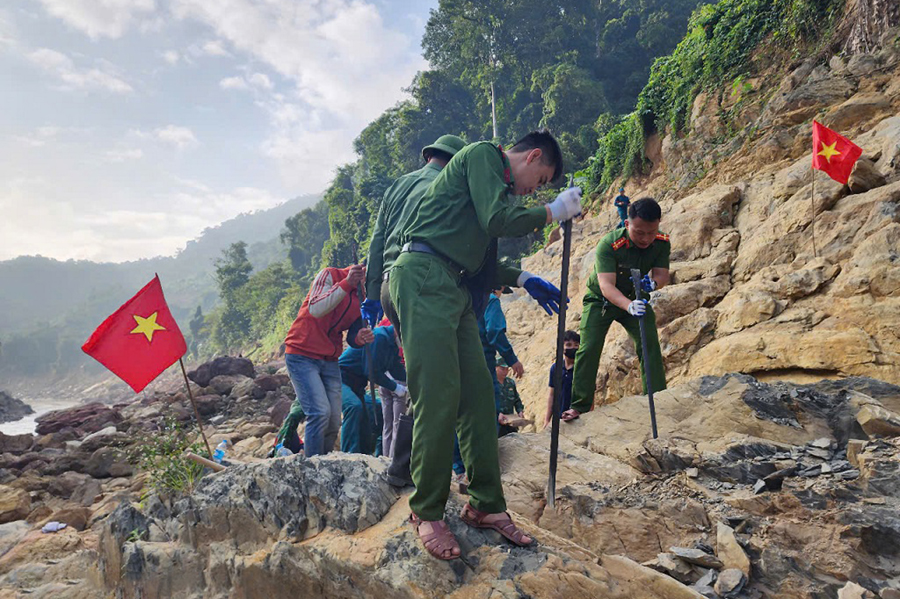  Công an xã Mỹ Lý cùng các lực lượng đào đắp nền đường, đập đá, mở rộng những đoạn bị sạt lở nặng và mở mới một số đoạn để đảm bảo thông tuyến vào các khu dân cư