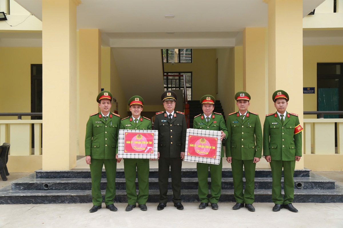 Đồng chí Thiếu tướng Đinh Việt Dũng - Ủy viên Ban Thường vụ Tỉnh ủy, Giám đốc Công an tỉnh tặng quà Công an xã Mường Típ