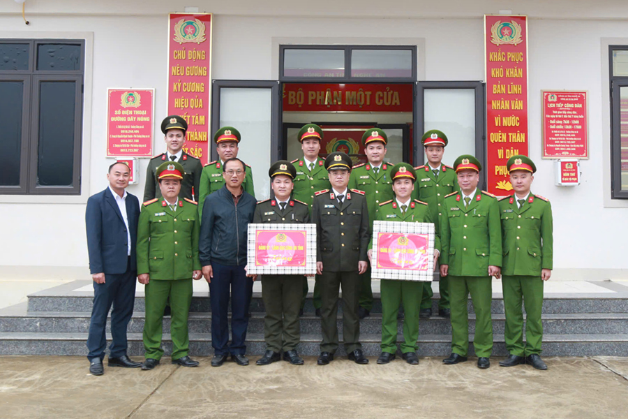 Đồng chí Thiếu tướng Đinh Việt Dũng - Ủy viên Ban Thường vụ Tỉnh ủy, Bí thư Đảng ủy, Giám đốc Công an tỉnh tặng quà Công an xã Na Ngoi