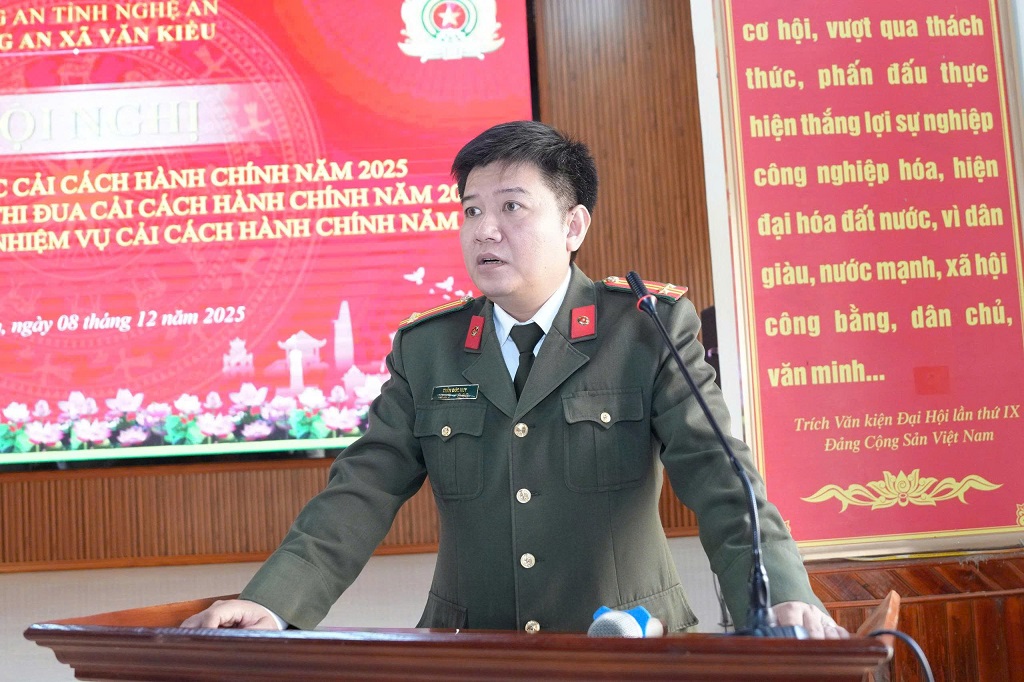 Đại diện Công an tỉnh trao đổi các vấn đề liên quan đến nhiệm vụ CCHC năm 2026