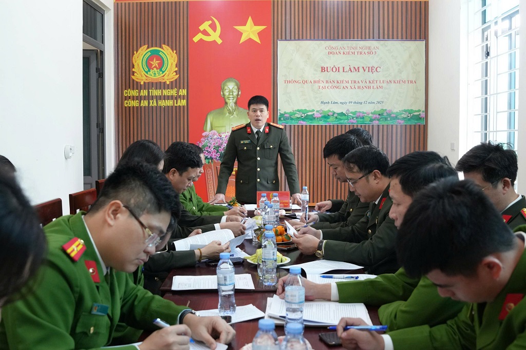 Đồng chí Đại tá Trần Hồng Quang, Phó Giám đốc Công an tỉnh kết luận kiểm tra tại Công an xã Hạnh Lâm