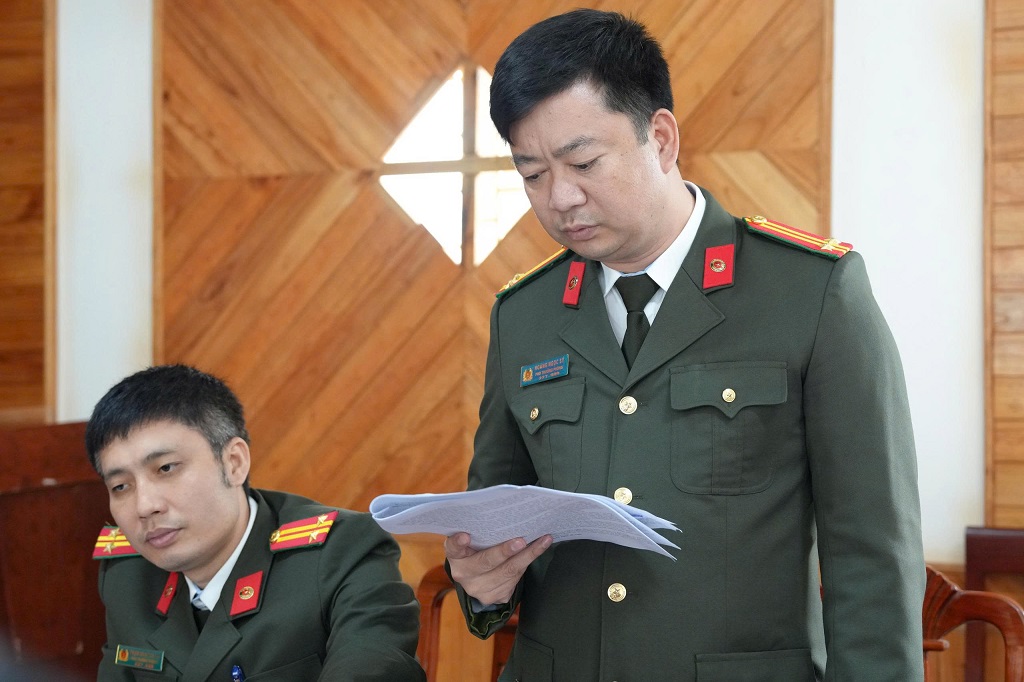 Thành viên Đoàn kiểm tra nhận xét, đánh giá việc thực hiện các nhiệm vụ, chỉ tiêu công tác của Công an 02 xã Bích Hào và Hạnh Lâm