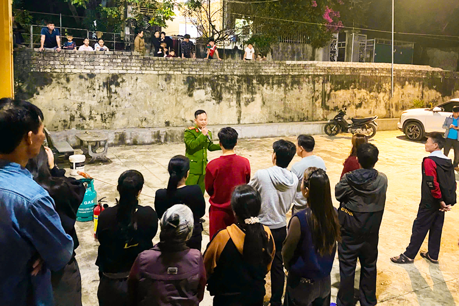 Cán bộ Công an phường tuyên truyền phòng, chống tội phạm đến người dân