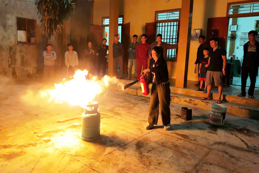 Hướng dẫn người dân sử dụng bình chữa cháy