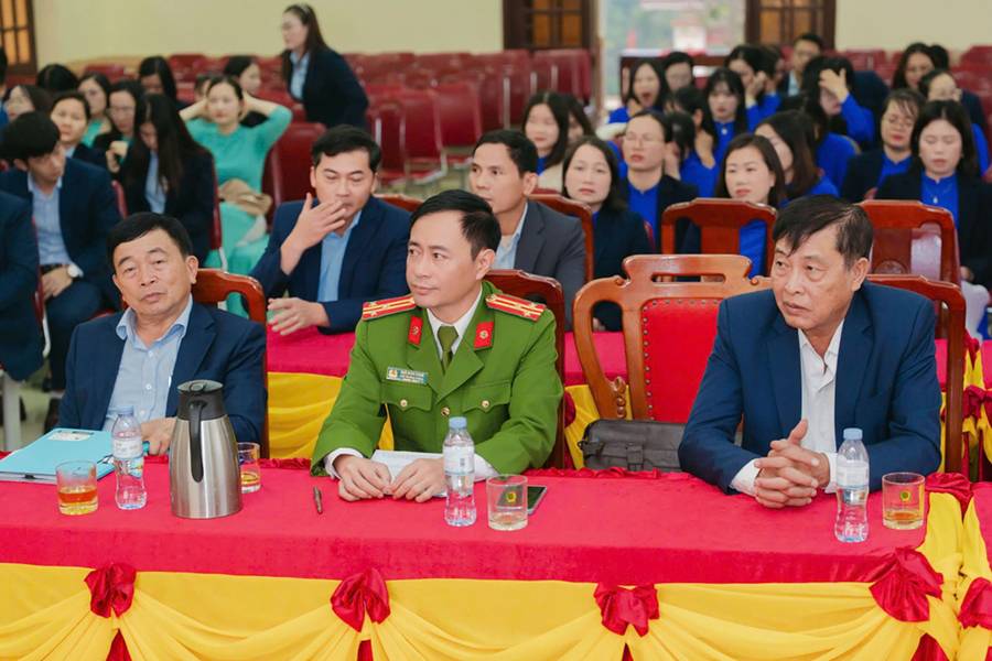 Đại biểu tham dự buổi lễ