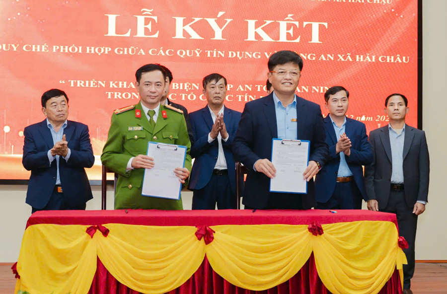 Đại diện Công an xã Hải Châu và các Quỹ tín dụng ký kết quy chế phối hợp