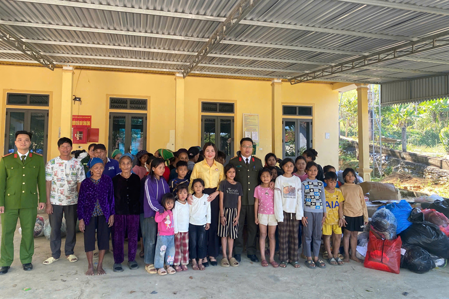 Công an xã Châu Khê trao nhiều phần quà ý nghĩa đến người dân và học sinh
