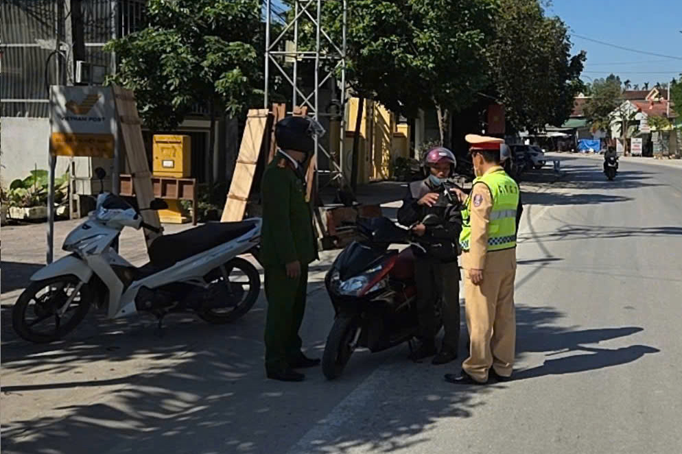 Công an xã Thuần Trung phối hợp lực lượng CSGT thực hiện tuần tra, kiểm soát Xử lý các trường hợp vi phạm