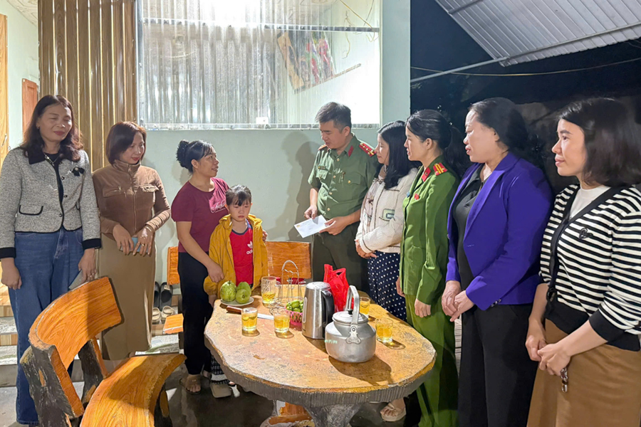 Tặng quà cho các em