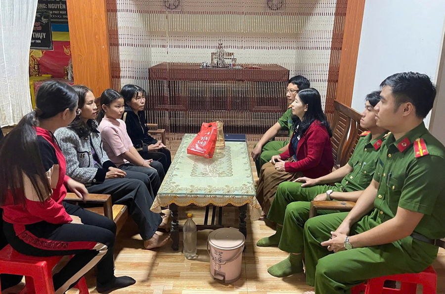 Công an xã Thuần Trung đến đến tận nhà thăm hỏi, động viên học sinh