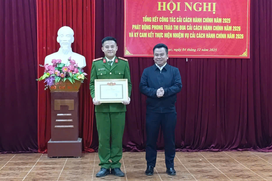 Khen thưởng tập thể, cá nhân có thành tích xuất sắc trong công tác CCHC