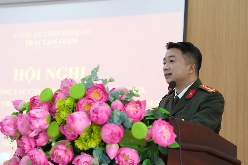 Chuyên viên cải cách hành chính Phòng Tham mưu Công an tỉnh phát biểu