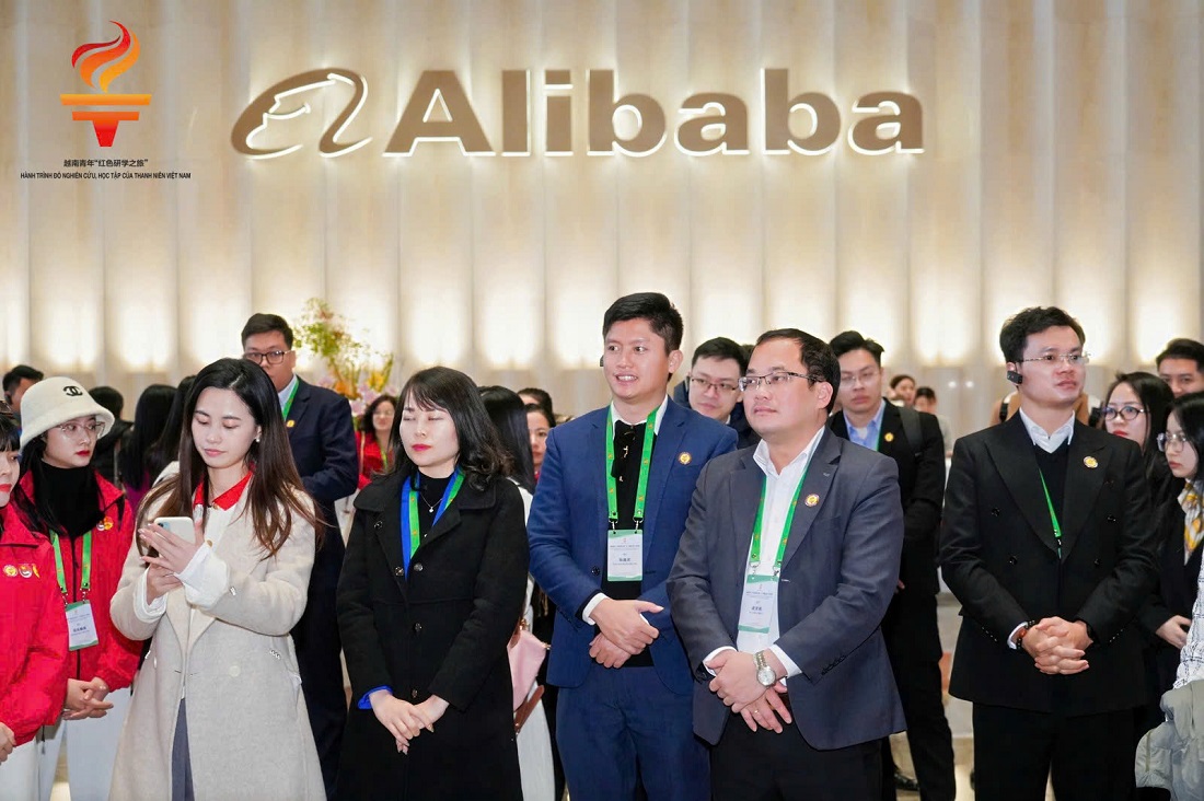 Thiếu tá Nguyễn Đình Khánh, Trưởng ban Thanh niên Công an tỉnh cùng thành viên trong Đoàn tham gia hoạt động tại Chương trình “Hành trình đỏ nghiên cứu, học tập của thanh niên năm 2025”