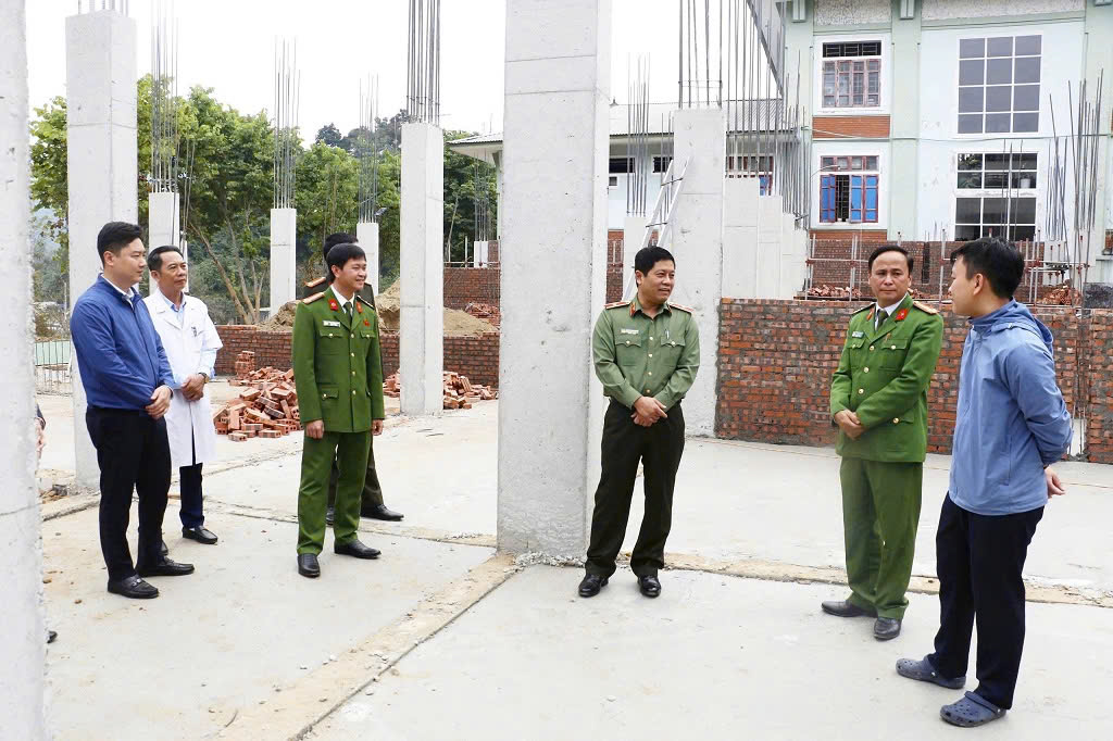 Đoàn công tác kiểm tra tiến độ xây dựng ở trụ sở Trung tâm Y tế Tương Dương