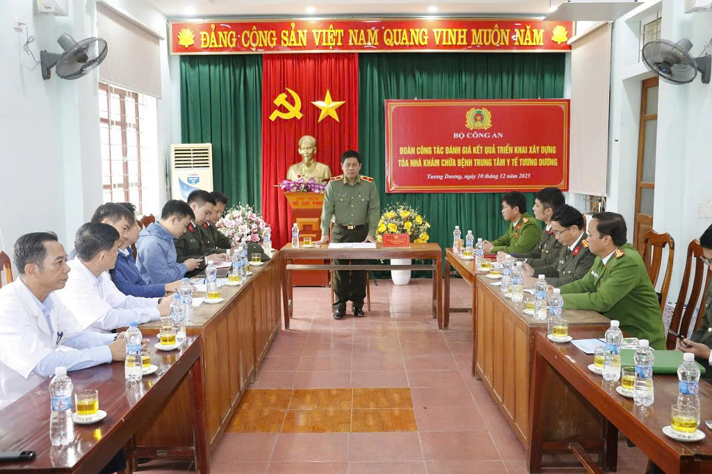 Đồng chí Thiếu tướng Nguyễn Hồng Nguyên, Phó Chánh Văn phòng Bộ Công an kết luận tại buổi làm việc kiểm tra tiến độ xây dựng Trung tâm Y tế Tương Dương