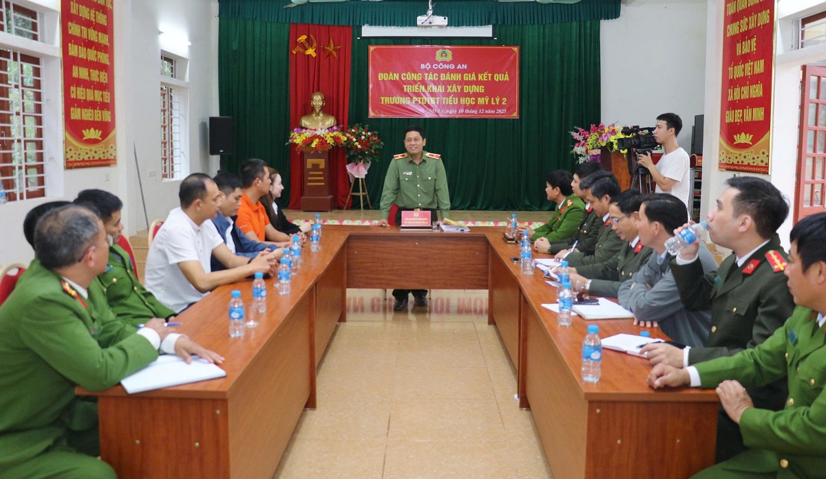 Đồng chí Thiếu tướng Nguyễn Hồng Nguyên, Phó Chánh Văn phòng Bộ Công an và Đoàn công tác làm việc với UBND xã Mỹ Lý